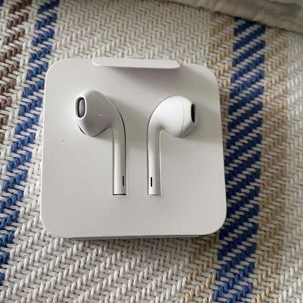 APPLE EARBUDS WITH LIGHTING CONNECTOR